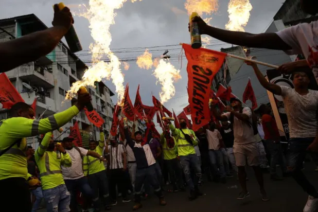 مجموعات من الناس يشاركون في مدينة بنما (إ.ب.أ)