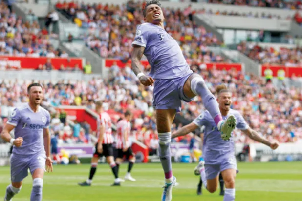 رافينيا يقفز احتفالاً بهدفه في مرمى برنتفورد الذي ضمن لليدز البقاء في الممتاز قبل أن يقرر الانتقال لبرشلونة (رويترز)