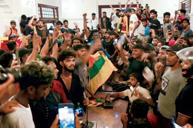 المحتجون داخل مكتب رئيس الوزراء في كولومبو (أ.ف.ب)