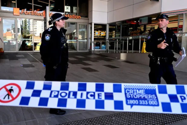 عناصر الشرطة خارج محطة قطار فورتيتيود فالي في بريزبين أول من امس بعد العثور على جثة رجل في قاعة طعام فالي مترو فوق محطة قطار فورتيتيود فالي في حوالي الساعة 4 صباحًا (أ.ب)