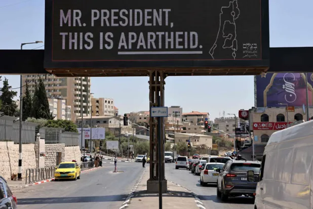 لوحة إعلانية إلكترونية لحملة «بتسيلم» الحقوقية الإسرائيلية في بيت لحم تستبق وصول الرئيس الأميركي الجمعة (أ.ف.ب)