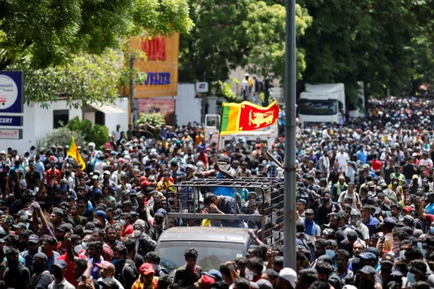 متظاهرون يتجمعون خارج مكتب رئيس الوزراء السريلانكي رانيل ويكرمسينغ (رويترز)