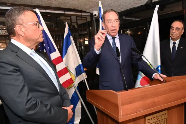 السفير الأميركي مستقبلاً الوفد الإعلامي المرافق لبايدن في القدس أمس (السفارة الأميركية في إسرائيل)