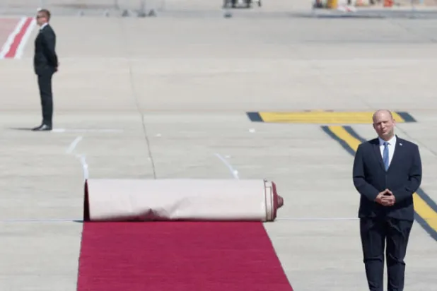 رئيس الوزراء المناوب نفتالي بنيت منتظراً وصول طائرة بايدن (أ.ف.ب)