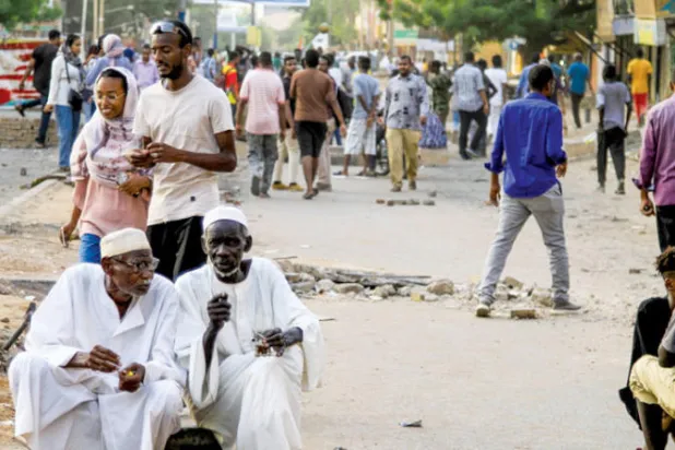 مجموعة من المعتصمين السودانيين في الخرطوم 5 يوليو (أ.ف.ب)