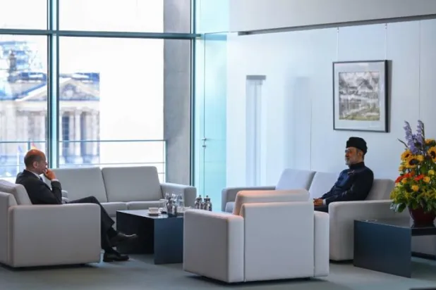 السُّلطان هيثم بن طارق لدى لقائه المستشار أولاف شولتس بمقر المستشارية في برلين الخميس (وكالة الأنباء العمانية)