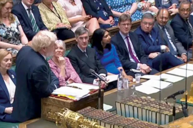 بورس جانسن کو کل پارلیمنٹ میں خطاب کرتے ہوئے دیکھا جا سکتا ہے (اے ایف پی)