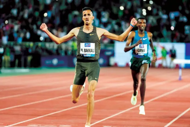 المغربي البقالي يرصد المنافسة على ذهب سباق 3 آلاف متر (أ.ب)