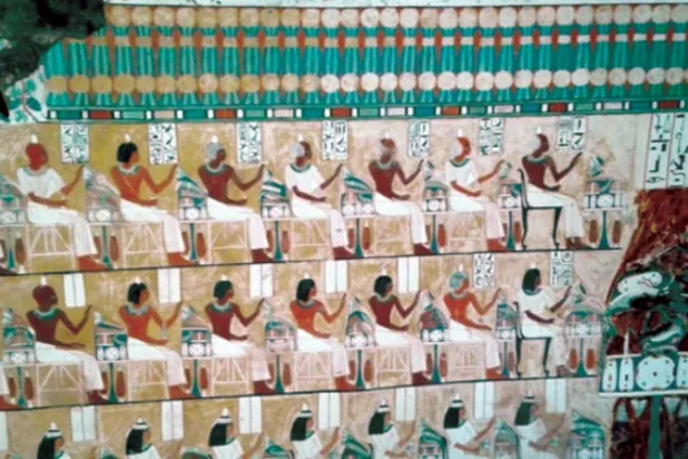 نقوش على جدران مقابر النبلاء في قبة الهواء بأسوان (وزارة السياحة والآثار المصرية)