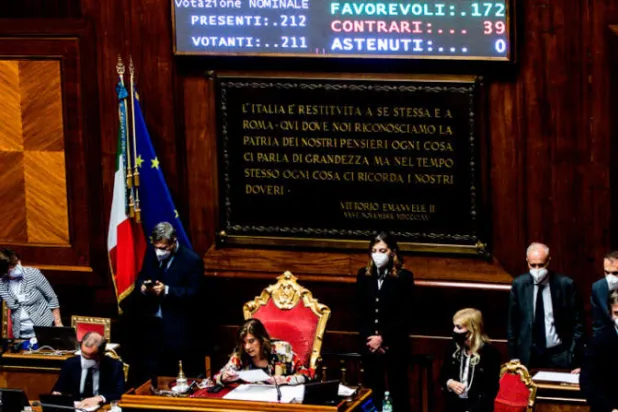 مجلس الشيوخ الايطالي بعد التصويت على الثقة بغياب نواب «النجوم الخمس» في روما أمس (إ ب أ)