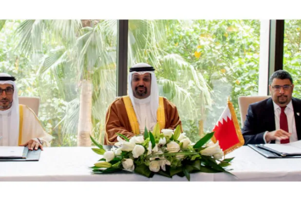 الشيخ سلمان بن خليفة آل خليفة و محمد السويدي وياسر حميدان خلال توقيع الاتفاقيات (وام)