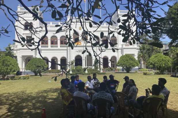 محتجون خارج مقر رئيس الوزراء في كولومبو (أ.ب)