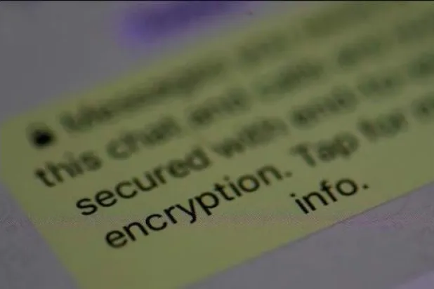 رسالة تُظهر التشفير من طرف إلى طرف على أحد تطبيقات المراسلة (رويترز)