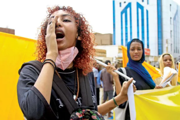 متظاهرة سودانية خلال مسيرة احتجاجية في الخرطوم 6 يوليو (أ.ف.ب)