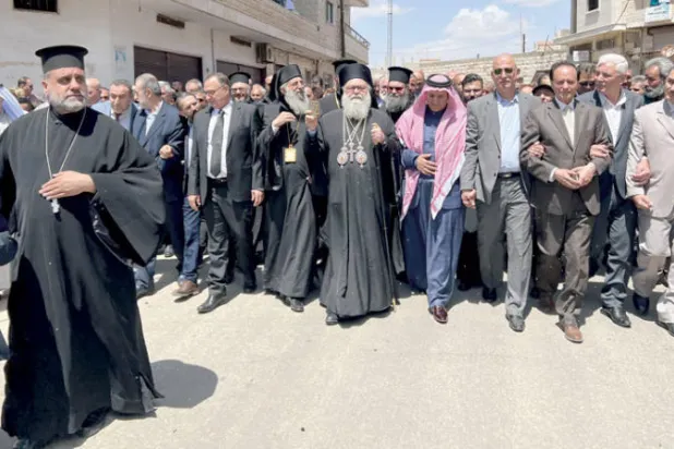 أهالي كفربهم في حفل ديني بحضور البطريرك يوحنا العاشر يازجي مايو الماضي (فيسبوك)