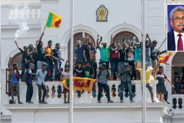 غوتابايا راجاباكسا (رويترز)  -  لحظة اقتحام المتظاهرين في سريلانكا مقر رئيس الوزراء وكسر حاجز القوى الأمنية (إ.ب.أ)