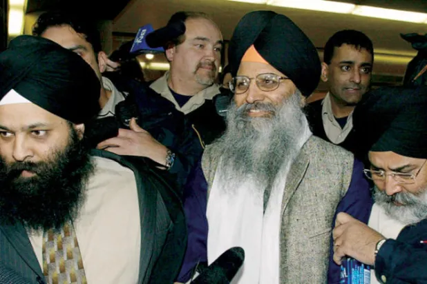 الناشط ريبودامان سينغ مالك (وسط الصورة) يغادر محكمة فانكوفر 16 مارس 2005 بعد إدانته في تفجير عام 1985 لطائرة طيران الهند قبالة الساحل الآيرلندي... حيث تم الإفراج عن مالك والمتهمين معه بعد أن حكم قاضي المحكمة العليا أن الشهادة ضدهم غير موثوقة (رويترز)