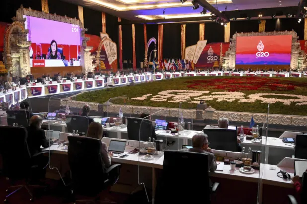 المشاركون في اجتماع مجموعة العشرين يستمعون لوزيرة المالية الإندونيسية سري مولياني (أ.ب)