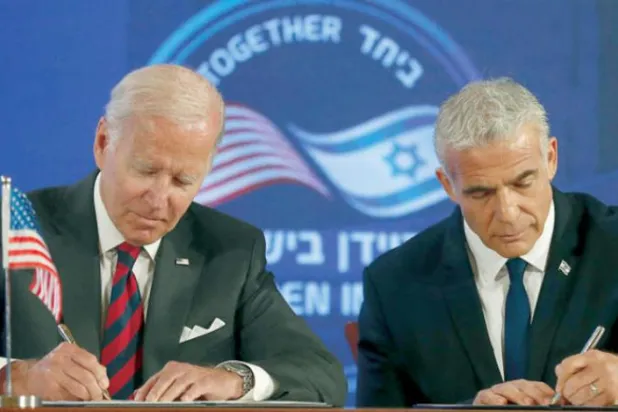 بائیڈن اور لیپڈ نے کل القدس (یروشلم) میں "القدس اعلامیہ" پر دستخط کیے (اے ایف پی)