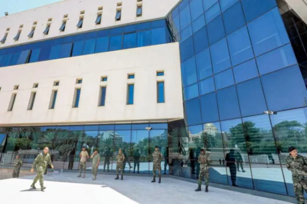 طرابلس میں لیبیا آئل کارپوریشن کے ہیڈ کوارٹر کے سامنے دبیبہ حکومت کے سیکورٹی عناصر (اے ایف پی)