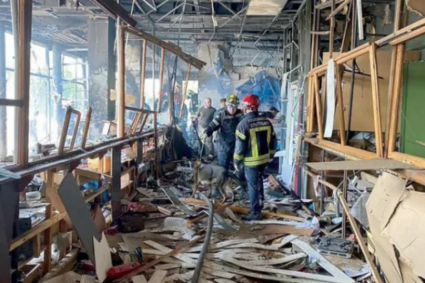 ونیتسیا میں دھماکے اور اس کے نتیجے میں لگنے والی آگ سے درجنوں جلی ہوئی لاشیں اور 10 منزلہ تباہ شدہ عمارت (ا.ب.ا)