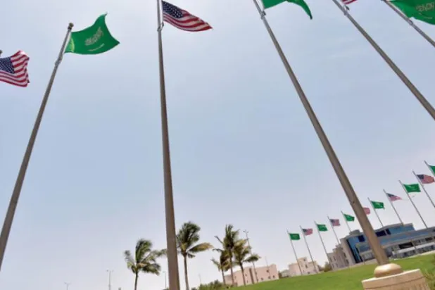 Biden'ın Cidde ziyareti için hazırlanan Suudi ve Amerikan bayrakları (AFP)