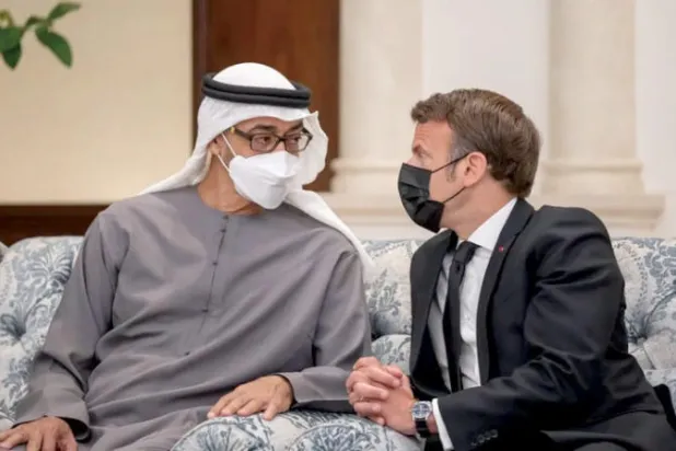رئيس دولة الإمارات ونظيره الفرنسي في لقاء سابق (وام)