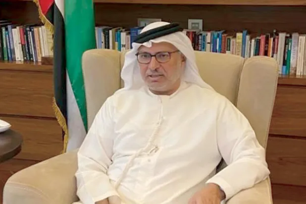 الدكتور أنور قرقاش المستشار الدبلوماسي لرئيس الإمارات متحدثاً لعدد من الصحافيين (الشرق الأوسط)