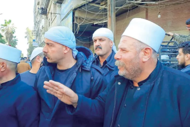 قائد حركة «رجال الكرامة» (يمين) متحدثاً إلى مناصريه في السويداء (الشرق الأوسط)