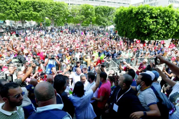 تظاهرة دعم الدستور الجديد تزامنت مع ترحيب باللاعبة التونسية في كرة المضرب أنس جابر (رويترز)