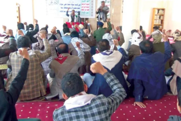 جانب من ندوة حشدت إليها الميليشيات شيوخاً وشباناً وأطفالاً بمحافظة ريمة في سياق احتفالها بما يسمى «يوم الولاية» (وسائل إعلام حوثية)