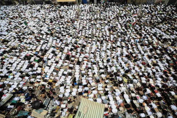 آلاف من مناصري مقتدى الصدر يؤدون صلاة الجمعة في بغداد (د.ب.أ)