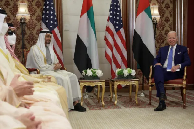 بايدن ومحمد بن زايد خلال لقائهما في جدة (رويترز)