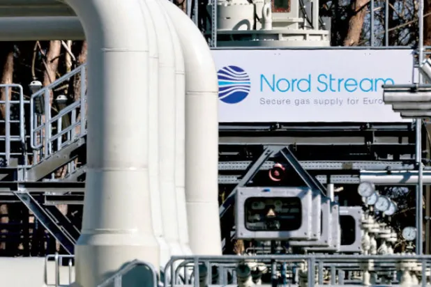 أنابيب لخط الغاز «نورد ستريم» التي تنقل الغاز من روسيا إلى ألمانيا والصورة من مارس الماضي (رويترز)