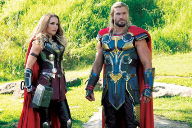 كريس هيمسورث وناتالي بورتمان في لقطة من «ثور: لاف آند ثاندر» (أ.ب)