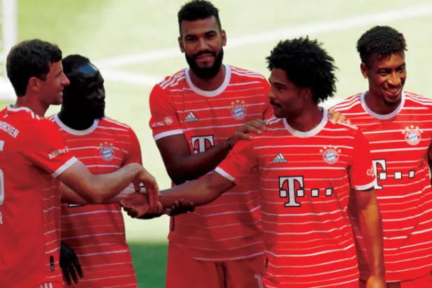 زملاء غنابري في الفريق البافاري يحتفون به بعد التوقيع (إ.ب.أ)