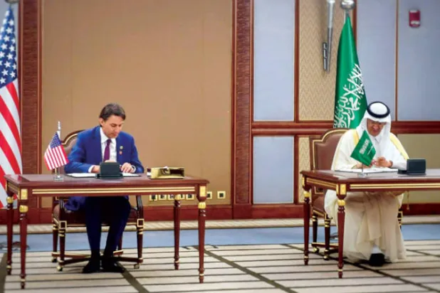 الأمير عبد العزيز بن سلمان وزير الطاقة السعودي أثناء توقيع الاتفاق مع نظيره الأميركي ( واس)