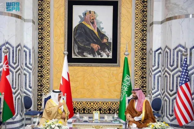 ولي العهد السعودي الأمير محمد بن سلمان في لقائه مع ملك البحرين حمد بن عيسى آل خليفة (أ.ف.ب)