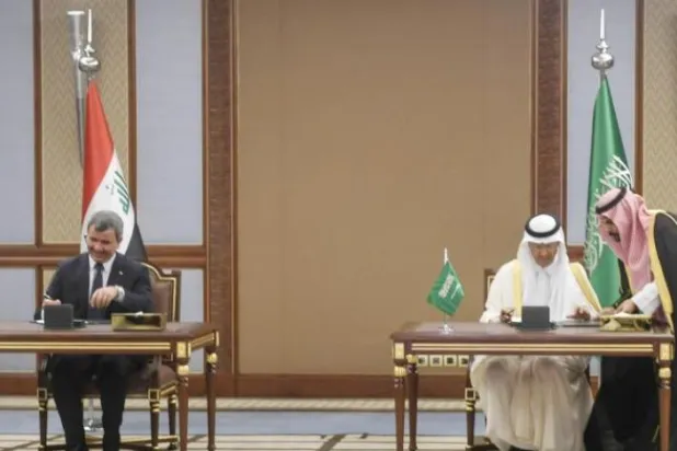 Suudi Arabistan Enerji Bakanı Prens Abdulaziz bin Selman ve Irak Petrol Bakanı İhsan Abdulcabbar imza atarken (SPA)