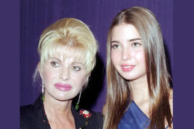 إيفانا ترمب (إلى اليسار) مع ابنتها إيفانكا خلال إحدى المناسبات (د.ب.أ)