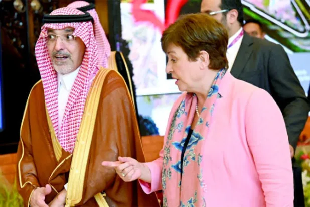 وزير المال السعودي محمد الجدعان مع المديرة العامة لصندوق النقد الدولي كريستالينا غورغييفا (رويترز)