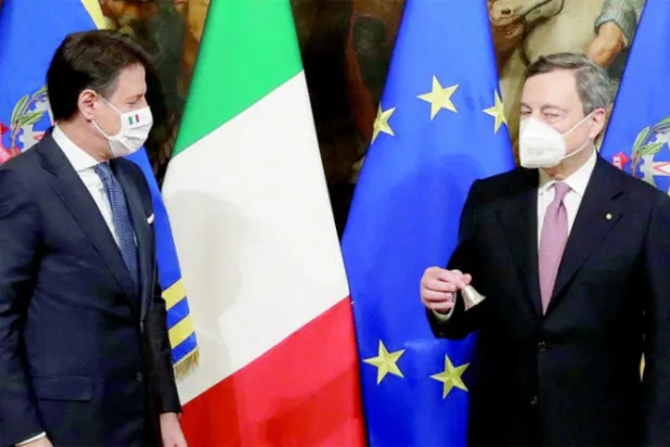 دراغي يمسك جرس مجلس الوزراء بعد التسليم والتسلم مع سلفه جوسيبي كونتي في 13 فبراير 2021 (رويترز)