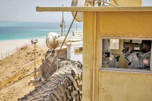صورة لأحد عناصر القوات متعددة الجنسيات خلال مراقبة الملاحة بمضيق تيران نشرت في الصفحة الرسمية للقوات الأميركية المشاركة بالقوات المتعددة بسيناء