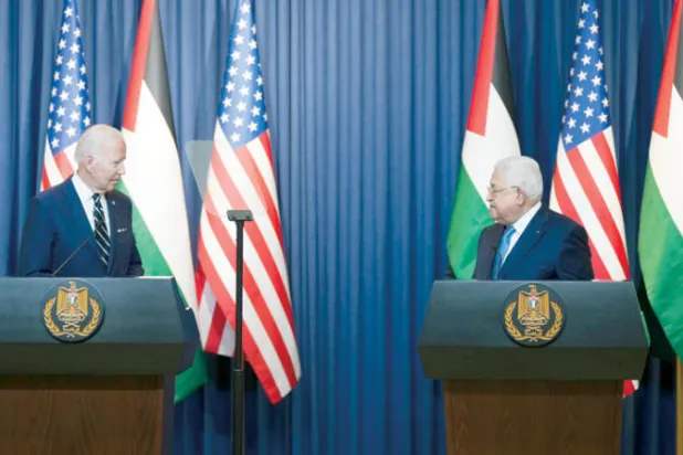 بايدن يستمع إلى الرئيس الفلسطيني محمود عباس في بيت لحم الجمعة (أ.ب)