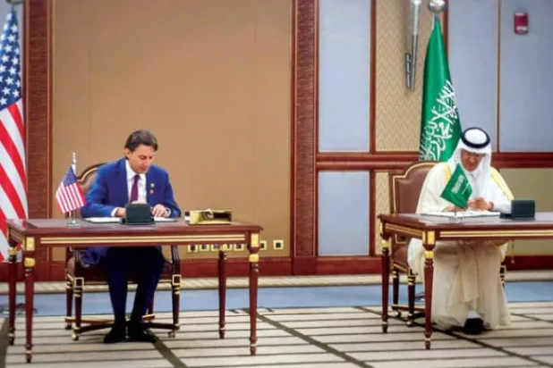 Suudi Arabistan Enerji Bakanı Prens Abdülaziz bin Selman, ABD’li mevkidaşı ile anlaşmanın imzalandığı sırada (SPA)