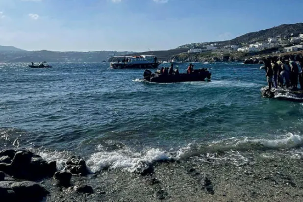 خفر السواحل اليونانيون ينقلون مهاجرين إلى جزيرة ميكونوس في 19 يونيو (أ.ف.ب)