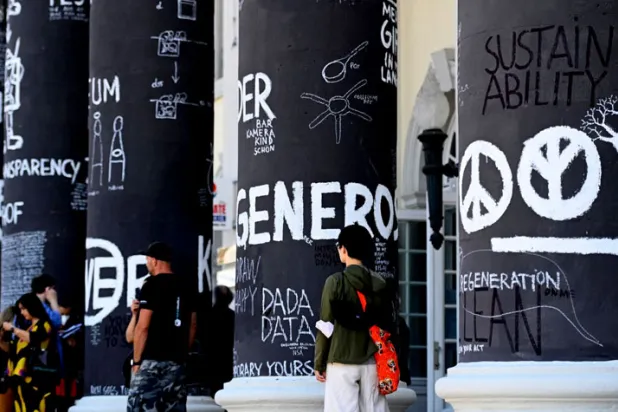 متحف فريدريكيانوم، حيث نُظم معرض «دوكومنتا» الـ15 للفن المعاصر في كاسل وسط ألمانيا (غيتي)