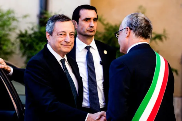 رئيس الوزراء الإيطالي يصافح عمدة روما، في 15 يوليو (إ.ب.أ)