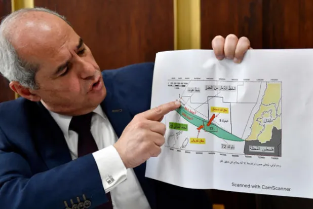 عضو مجلس النواب ملحم خلف يعرض في يونيو خريطة للخط 29 بعد أن بدأت إسرائيل بالتنقيب عن النفط في حقول محاذية للحدود اللبنانية (إ.ب.أ)