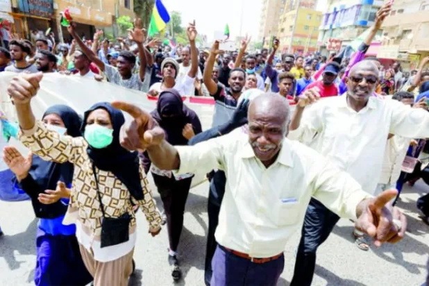 سوڈانی دارالحکومت خرطوم میں مظاہرین، 30 جون (رائٹرز)